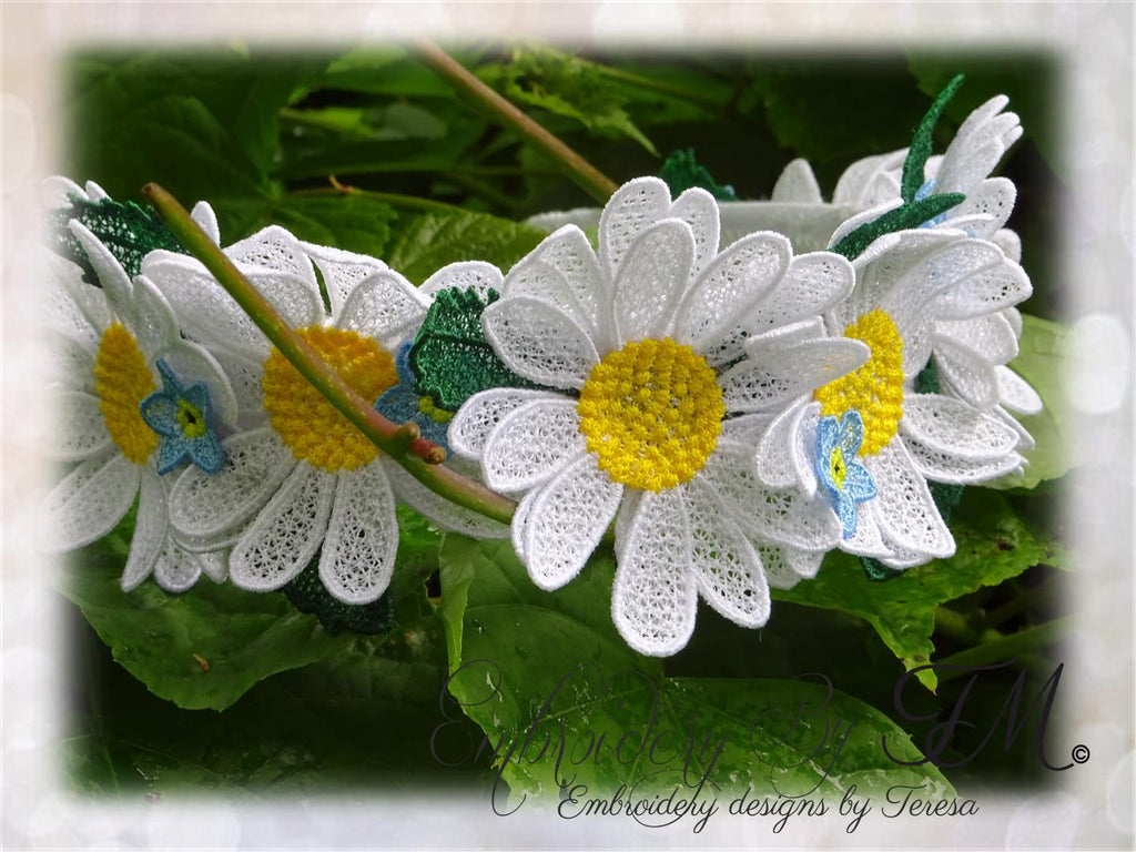 Daisy and mini blue flower/4x4 hoop