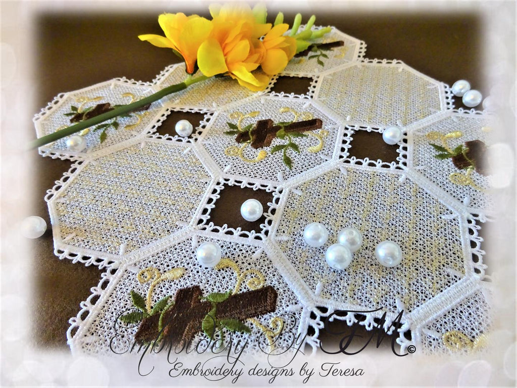 Lace table runner with cross and mini leaves/ 4x4 hoop