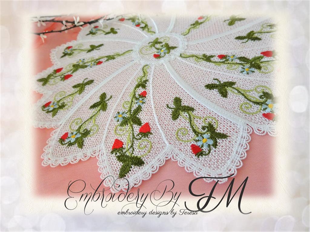 Lace doily with strawberries  / 5x7 hoop