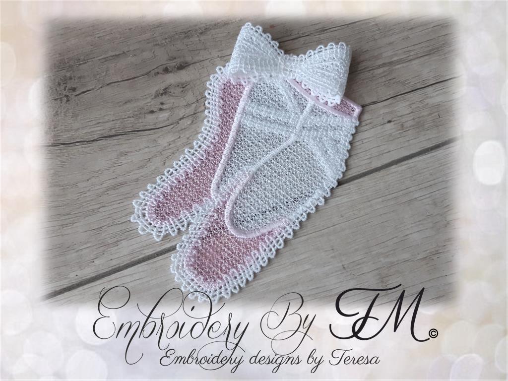 Lace application with the 3D bow / 4 x 4 hoop