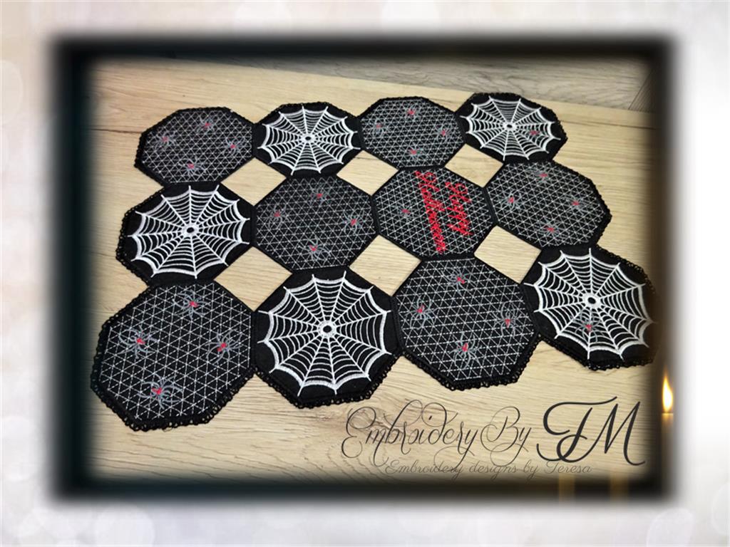 Table runner with spider web / 4x4 hoop / two variations