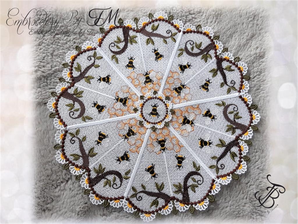 Doily with  bees/5x7 hoop